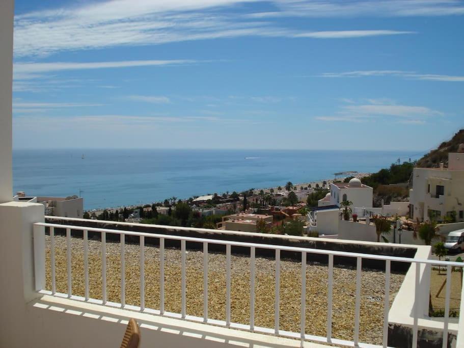 a balcony with a view of the ocean at Acogedor apartamento con vistas al Mediterráneo. in Mojácar