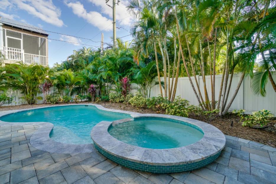 Swimmingpoolen hos eller tæt på Pet Friendly Home with Heated Pool & Spa