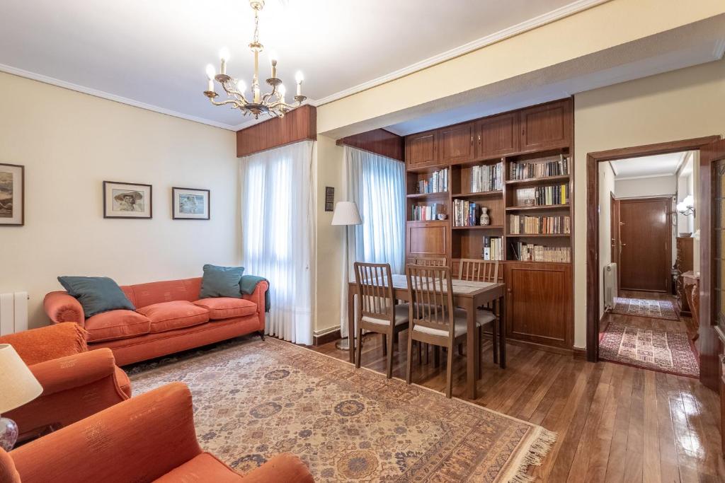 sala de estar con sofá y mesa en Horia apartment by People Rentals, en Bilbao