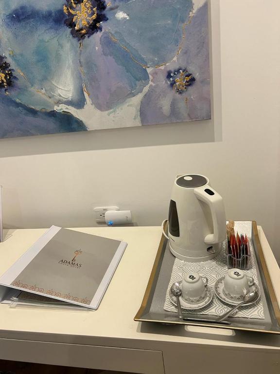 Příslušenství pro přípravu čaje a kávy v ubytování Adamas House Hotel Boutique