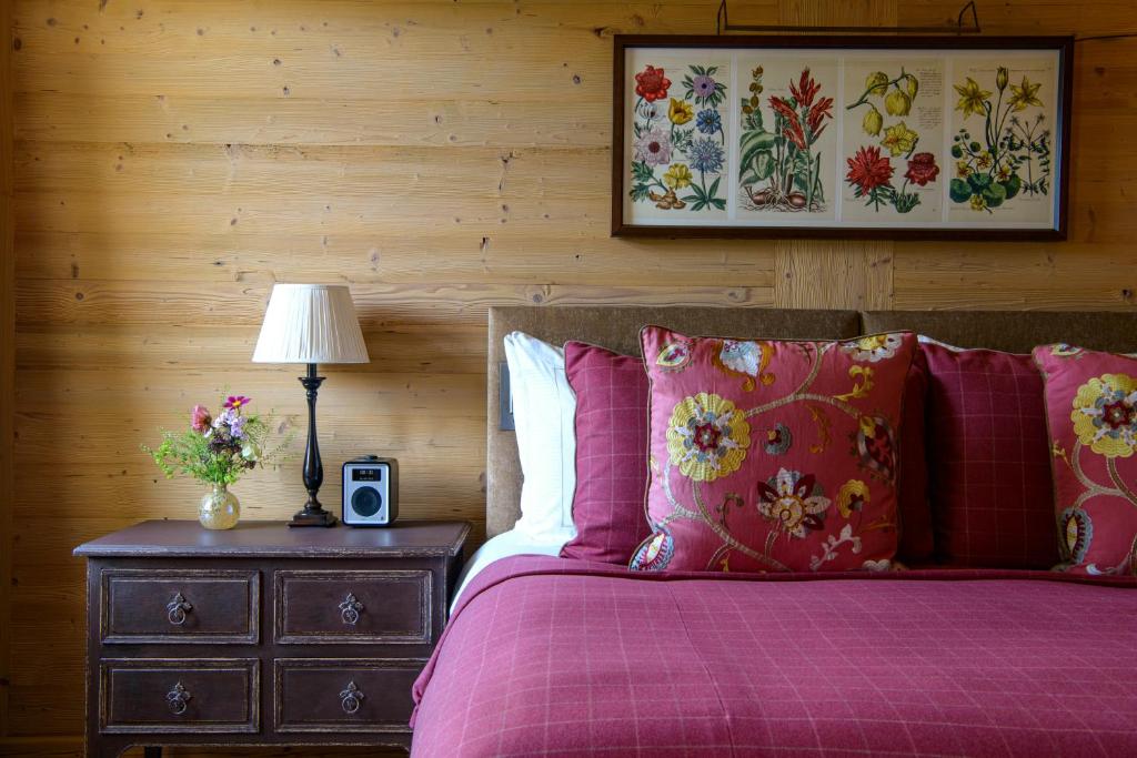 Postel nebo postele na pokoji v ubytování Gstaad Palace