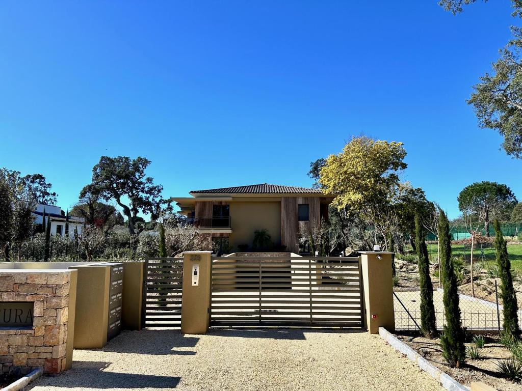 une maison avec une porte devant elle dans l'établissement Entre mer et golf à Beauvallon face à Saint-Tropez, à Grimaud