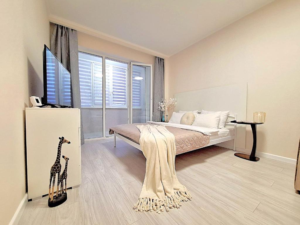 Un dormitorio con una cama con una jirafa. en Белосніжне ліжечко. Мережа Alex Apartments. Безконтакнте заселення цілодобово en Shcherbani