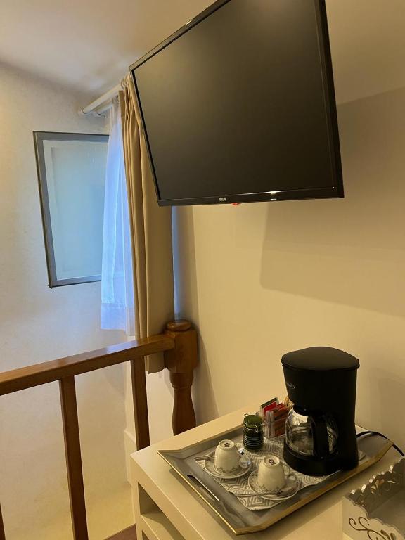 TV a/nebo společenská místnost v ubytování Adamas House Hotel Boutique