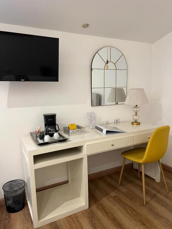 TV a/nebo společenská místnost v ubytování Adamas House Hotel Boutique