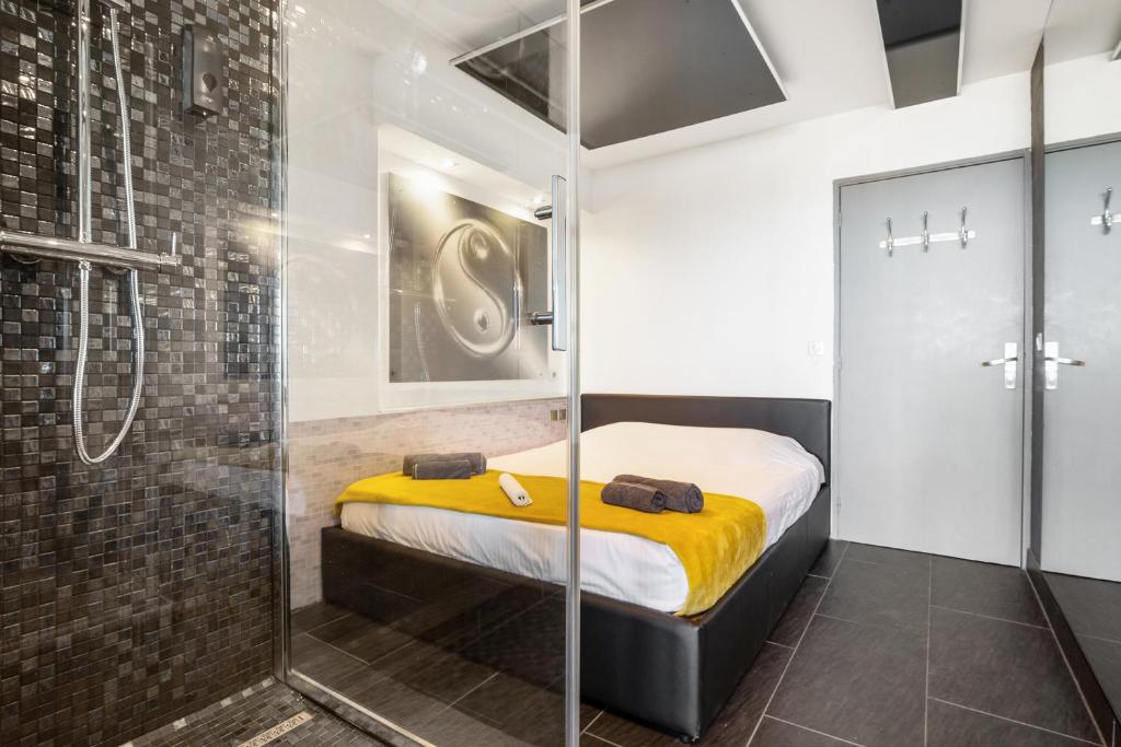 Posteľ alebo postele v izbe v ubytovaní Village Naturiste R4N - Le Mirror Port Nature Luxe