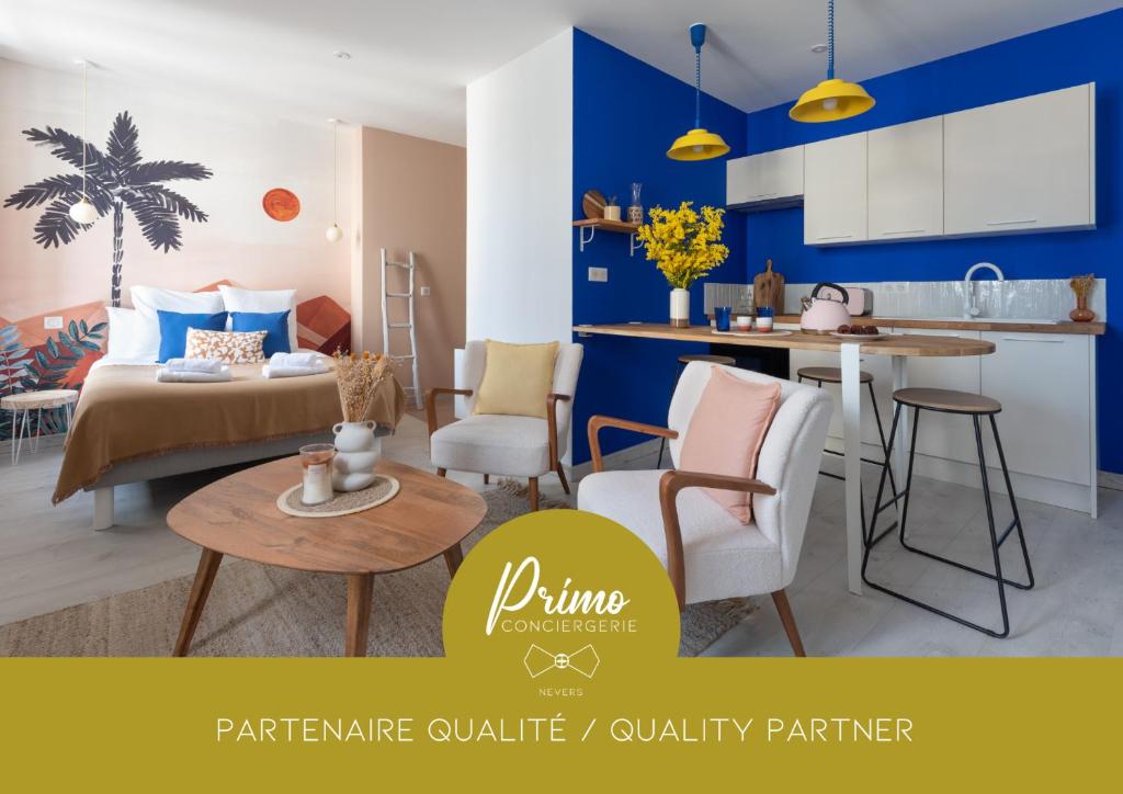 uma cozinha e uma sala de estar com mesa e cadeiras em "Le Majorelle" logement atypique en hyper centre, avec service premium by PRIMO C0NCIERGERIE em Nevers