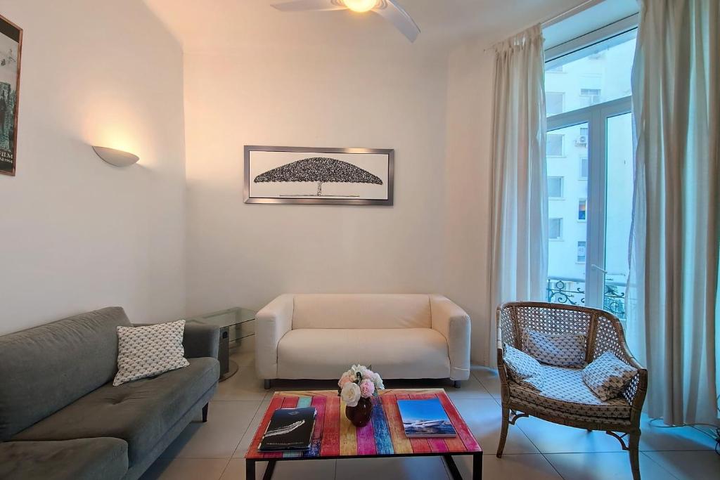 un salon avec un canapé et une table dans l'établissement PROVIDENCE - 3P apartment in the heart of Cannes, à Cannes