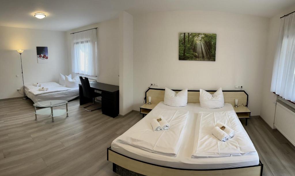 Postel nebo postele na pokoji v ubytování Landgasthof Waldeck