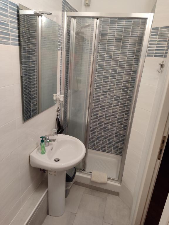 Koupelna v ubytování Albergo Locanda Alambra