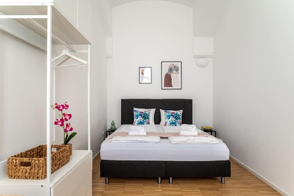 Rúm í herbergi á Pristine 1BR Steps from City by HM