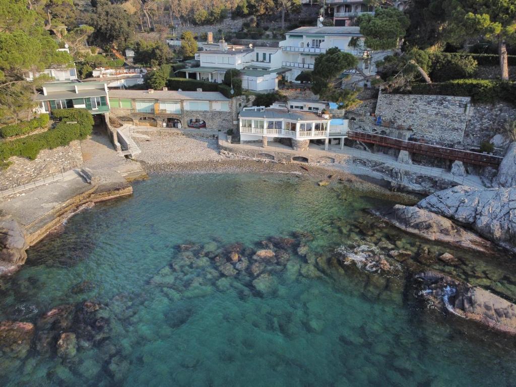 una vista aérea de una piscina de agua con casas en Un Passo dal Mare, en Zoagli