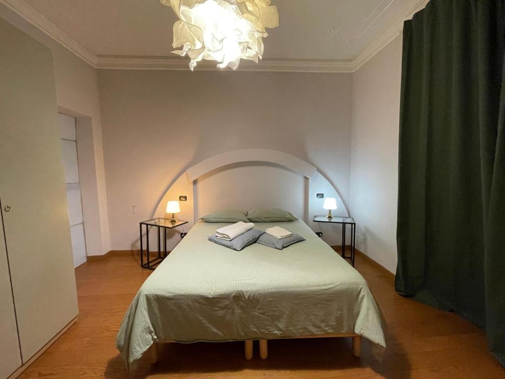 een slaapkamer met een bed met twee boeken erop bij Alteur Stays in Genua