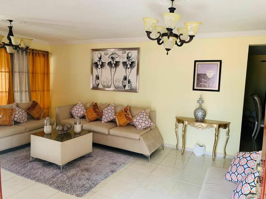 Sala de estar con 2 sofás y mesa en Apartamento acogedor Para una estancia Feliz!, en Mendoza