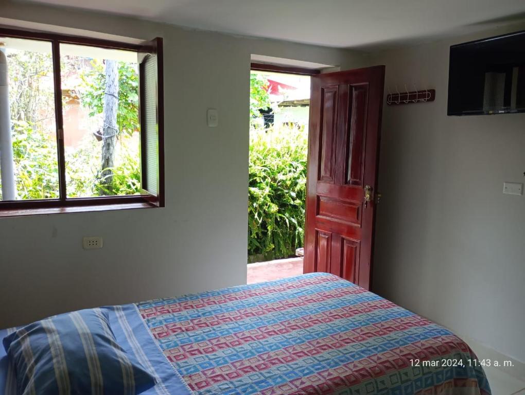 1 dormitorio con cama y ventana abierta en Hospedaje Los Balcones Jumbilla Bongará Amazonas, 