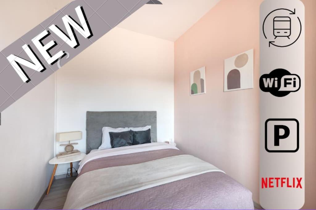 une chambre avec un lit dans une pièce blanche dans l'établissement Magnifique logement à 10 min du centre de Lyon, à Villeurbanne