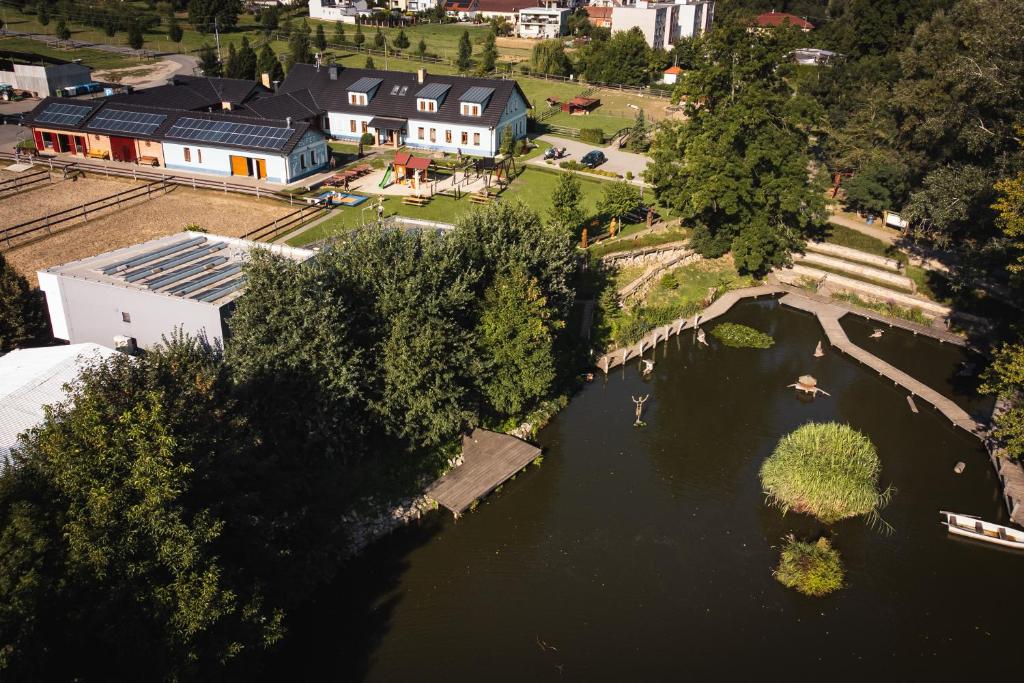 Výhled na řeku, která protéká v blízkosti penzionu