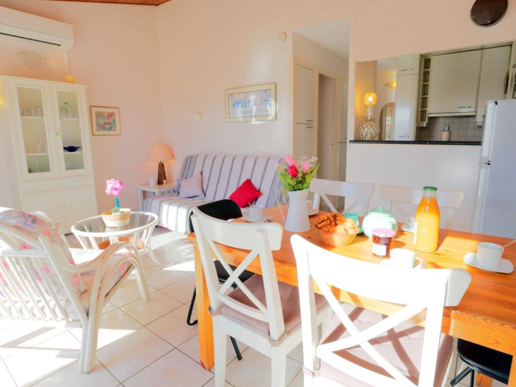 une cuisine et un salon avec une table et des chaises dans l'établissement Apartment Port La Roquille-2 by Interhome, au Cap d'Agde