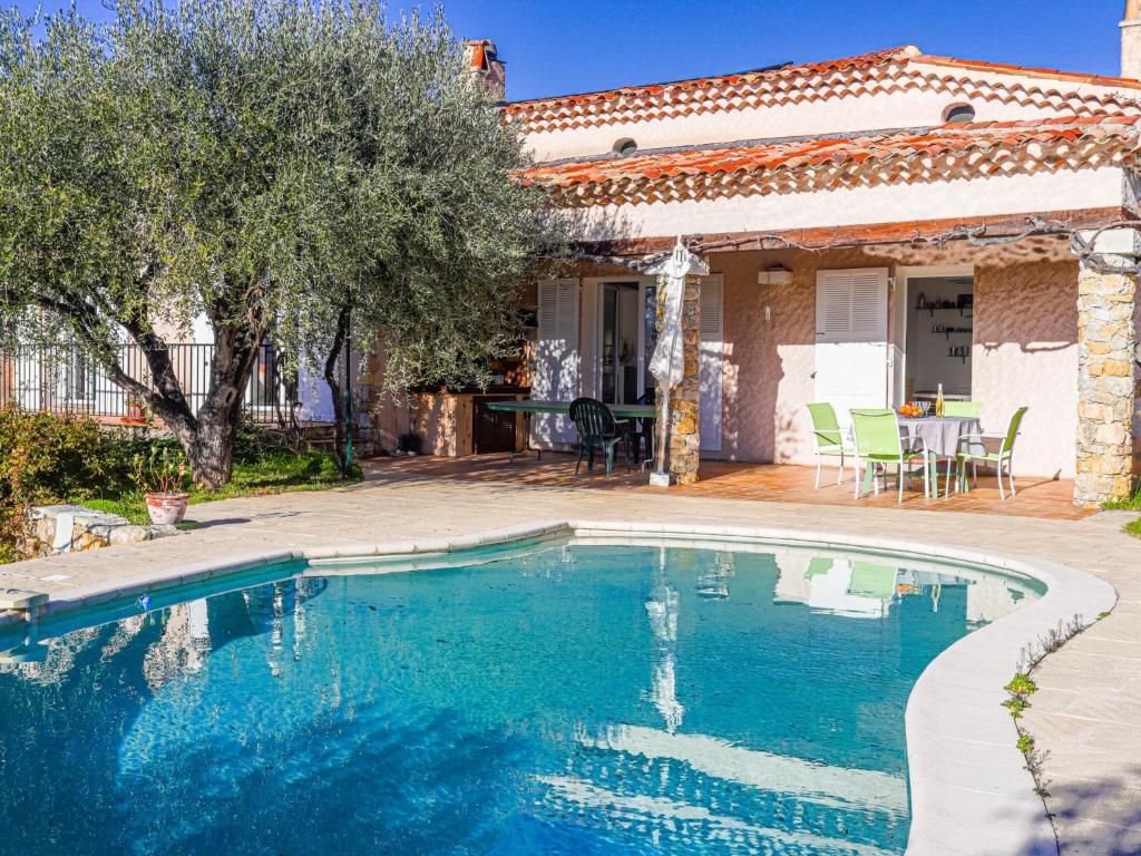 una piscina frente a una casa en Villa Les Hauts de Bellet by Interhome en Niza
