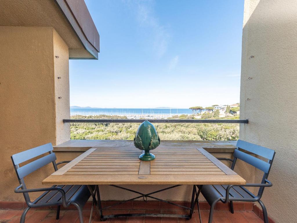 einen Tisch und Stühle mit Blick auf den Strand in der Unterkunft Apartment I Boboli-1 by Interhome in Punta Ala