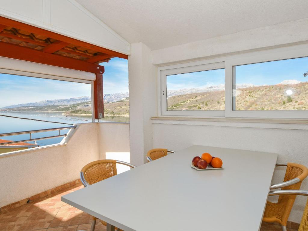 einen Tisch mit Orangen in einem Zimmer mit Fenstern in der Unterkunft Apartment Mia-3 by Interhome in Obrovac