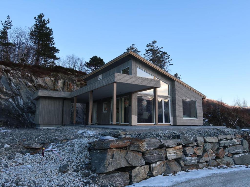 une maison sur une colline avec un mur en pierre dans l'établissement Holiday Home Hildebu - FJS156 by Interhome, à Sørbø