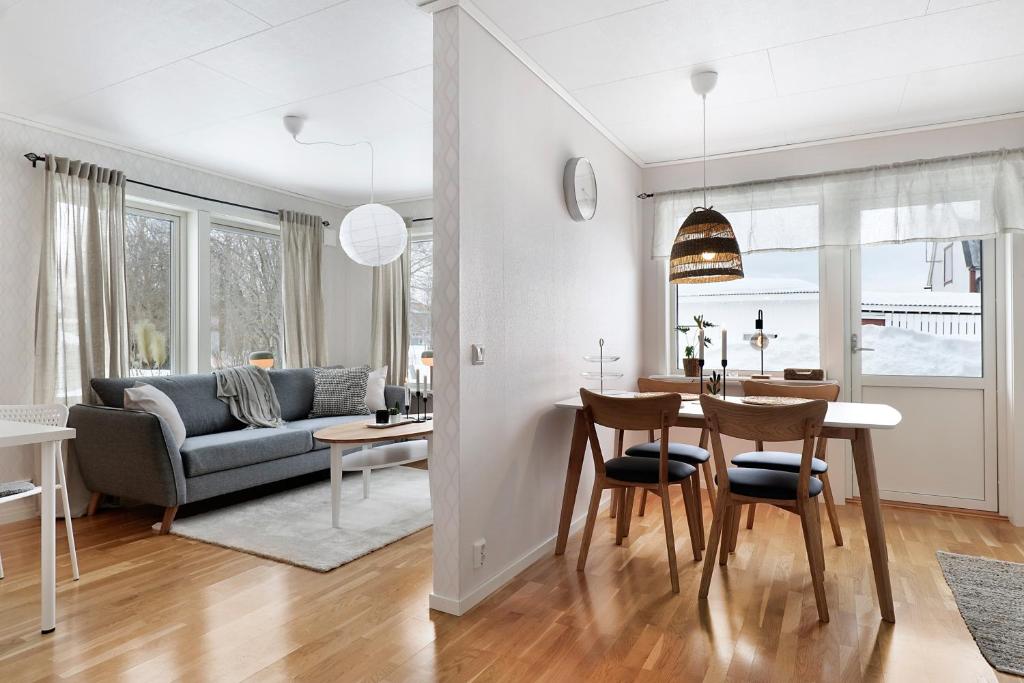 cocina y sala de estar con mesa y sillas en Guestly Homes - 1BR Cozy Apartment en Boden