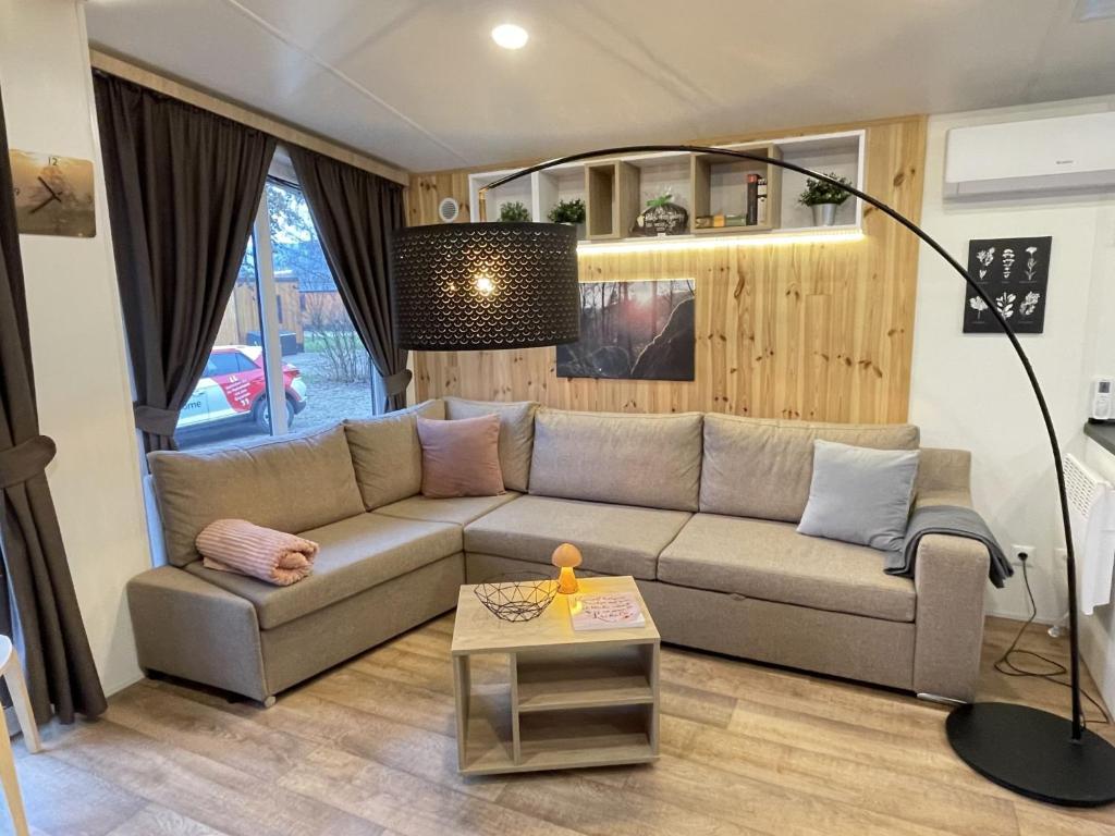 ein Wohnzimmer mit einem Sofa und einem Tisch in der Unterkunft Holiday Home Tiny Haus Franzl by Interhome in Riedenburg