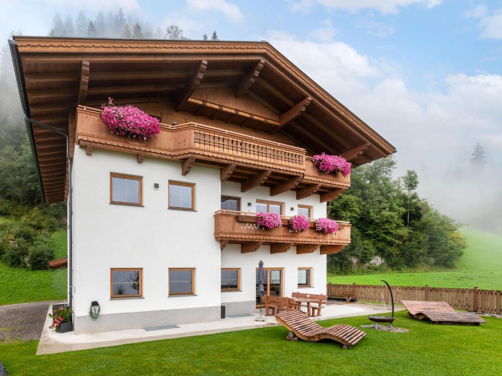 una casa con balcone fiorito di Apartment Hocheben by Interhome a Ramsau im Zillertal
