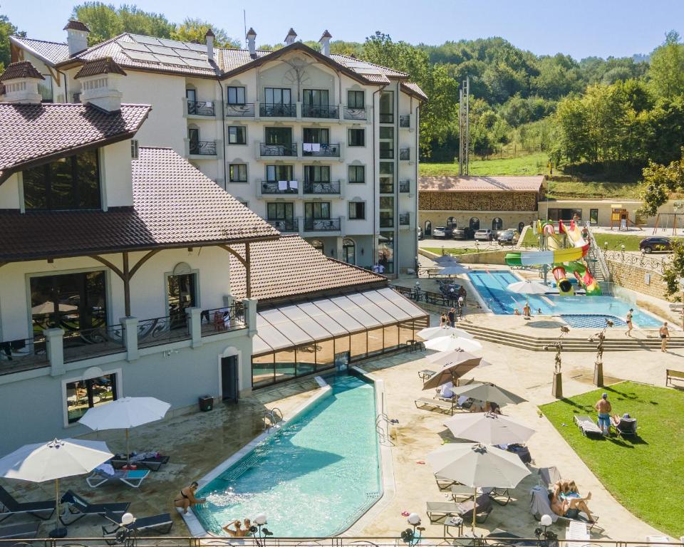 Bazén v ubytování Molfar Resort Hotel & SPA Карпати nebo v jeho okolí