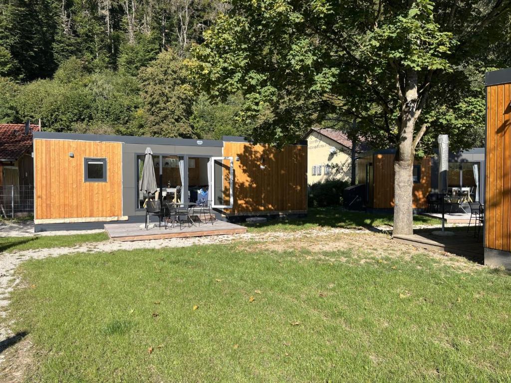 a yard with a house and a tree and a tree sidx sidx sidx at Holiday Home Tiny Haus Family-Home by Interhome in Riedenburg
