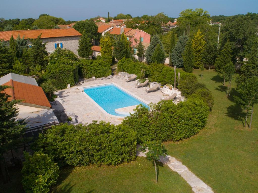 een luchtzicht op een huis met een zwembad bij Villa Mega by Interhome in Barban