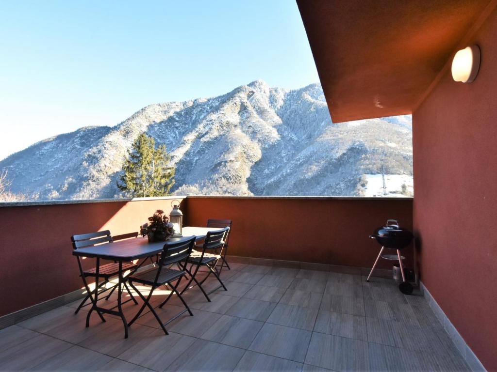 - Balcón con mesa y sillas y vistas a la montaña en Apartment Casa del Bitto by Interhome en Pedesina