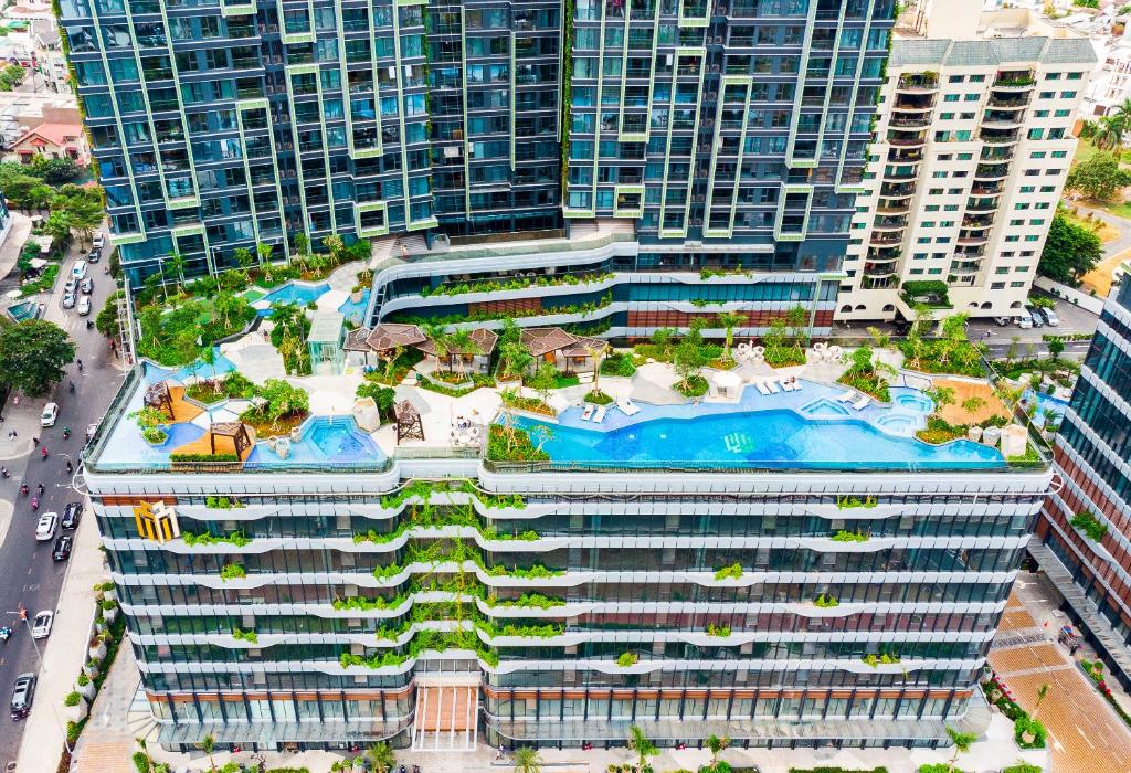 uma vista aérea de um grande edifício com piscinas em LUMIÈRE RESIDENT LUXURY SUITE em Ho Chi Minh