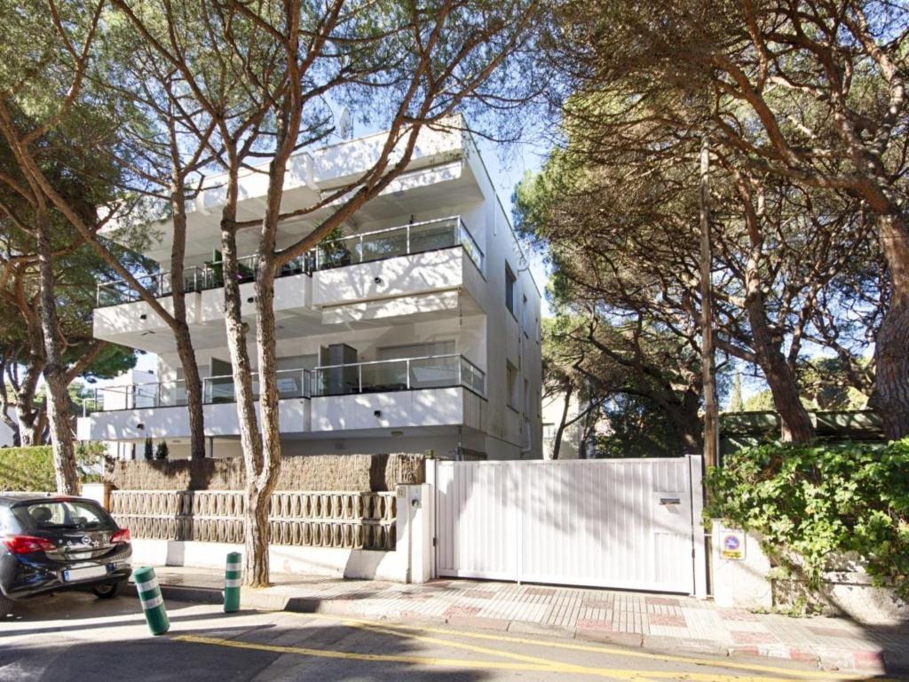 Apartment Mar D'Aro-2 by Interhome في بلاتخا دي آرو: مبنى أبيض فيه سيارة متوقفة أمامه