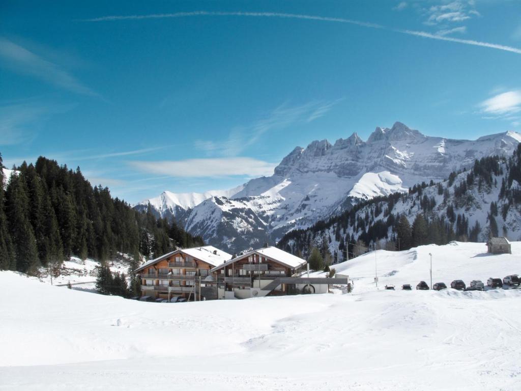 een skihut in de bergen in de sneeuw bij Apartment Sundance 10-1 by Interhome in Les Crosets