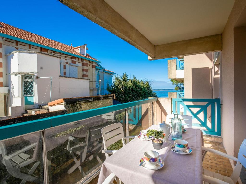 - une table sur un balcon avec vue sur l'océan dans l'établissement Apartment Eugénie-3 by Interhome, à Arcachon