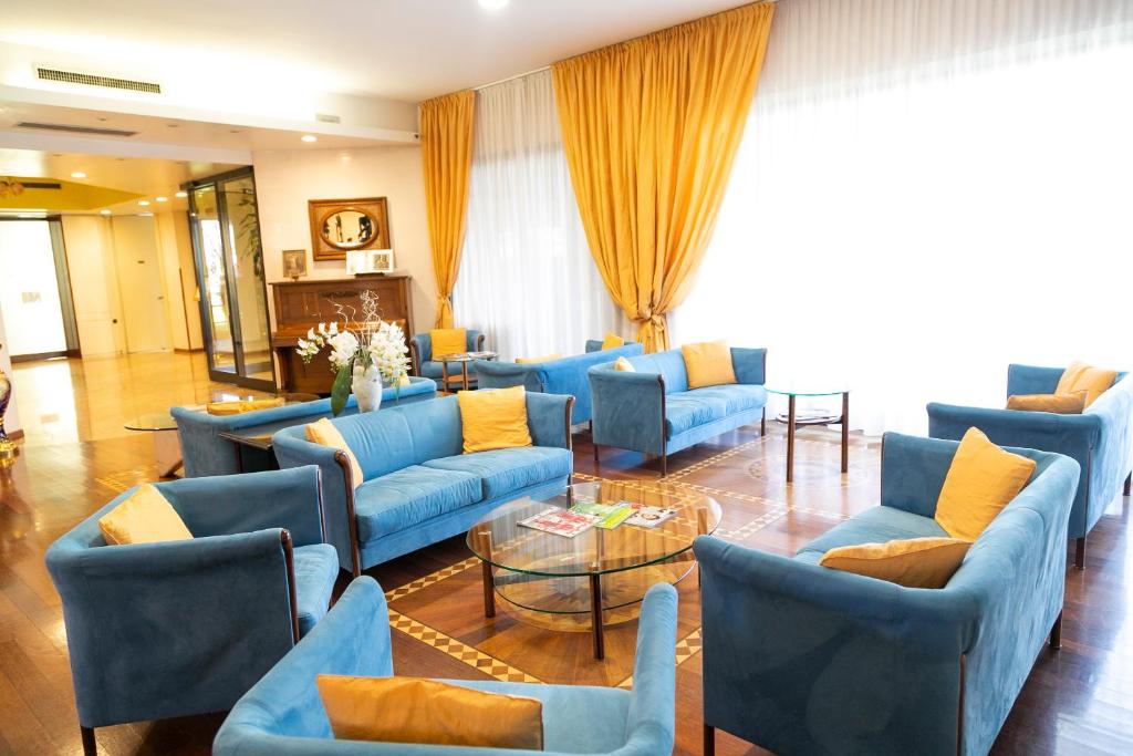 Posezení v ubytování Melas Hotel