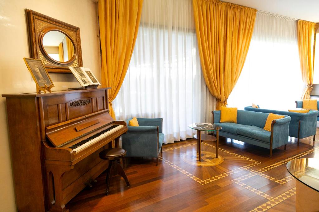 Posezení v ubytování Melas Hotel