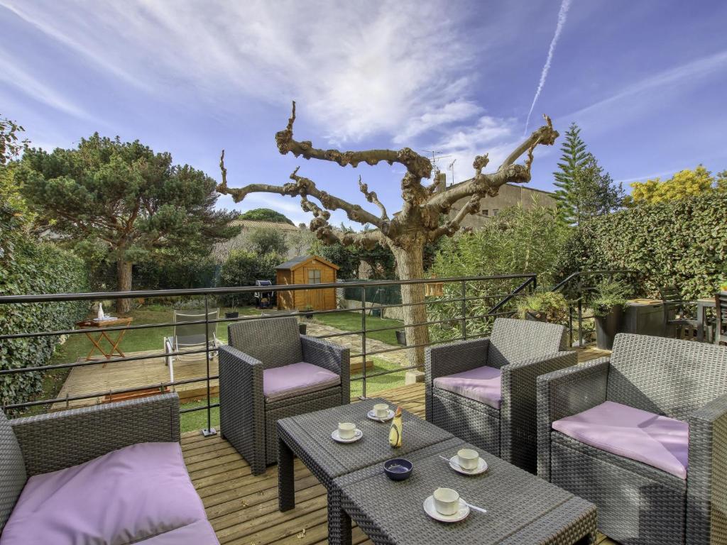 un patio avec des chaises et une table sur une terrasse dans l'établissement Apartment L'Ile heureuse-8 by Interhome, à Saint-Cyr-sur-Mer