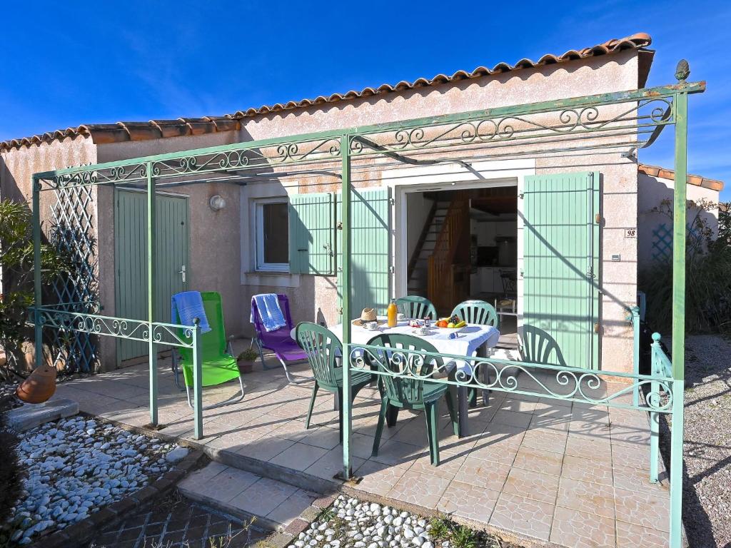 un patio con tavolo e sedie di Holiday Home Green Village-4 by Interhome a Roquebrune-sur Argens