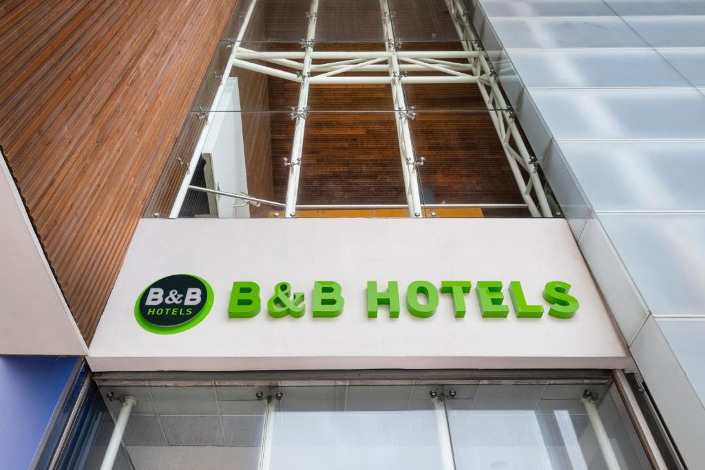 um edifício com um sinal de hotéis b b em B&B HOTEL Olhão Algarve em Olhão
