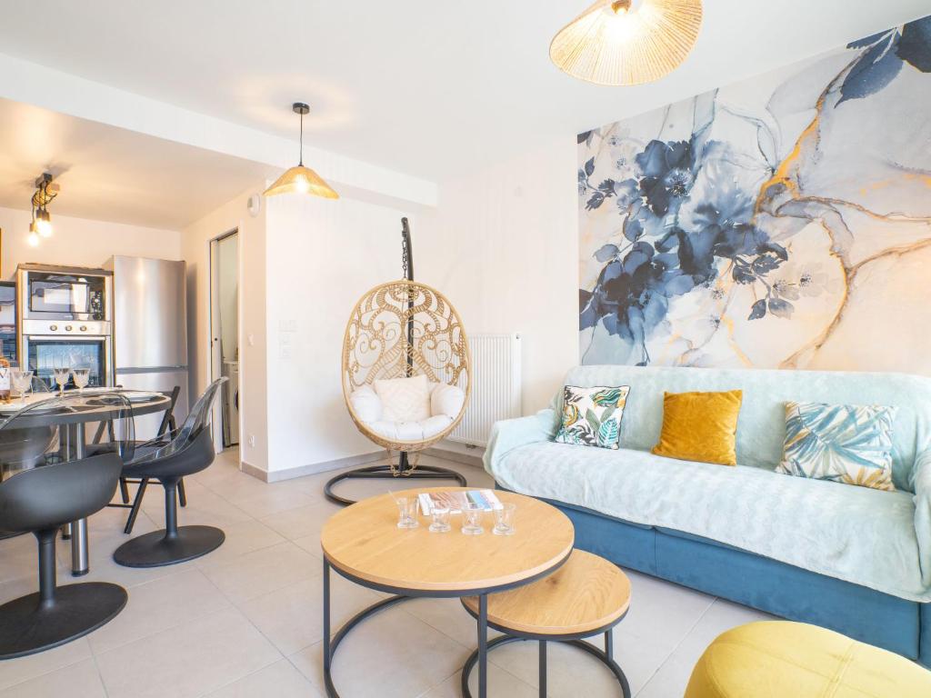 un salon avec un canapé bleu et une table dans l'établissement Apartment Villa Anna-1 by Interhome, à Arcachon