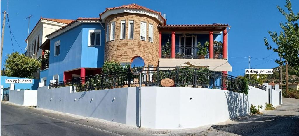 una casa azul y blanca con un ladrillo en Villa Sofia, en Samos