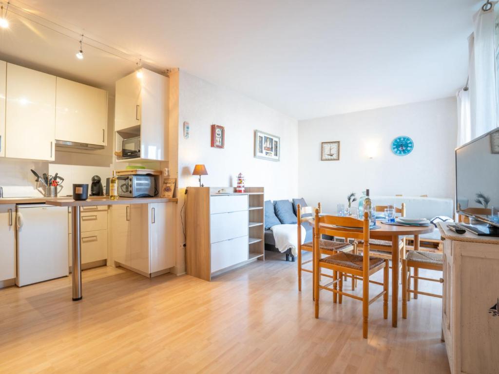 une cuisine et un salon avec une table, une cuisine et une salle à manger dans l'établissement Studio Port Arcachon-7 by Interhome, à Arcachon