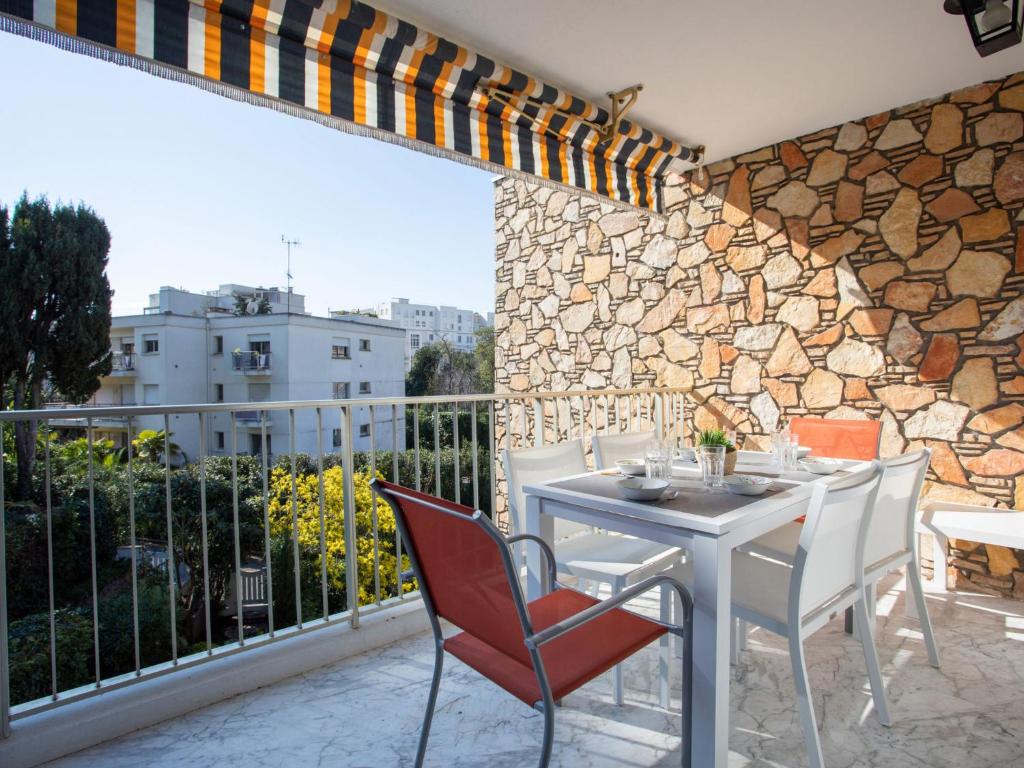 un patio avec une table et des chaises sur un balcon dans l'établissement Apartment Val Joli-2 by Interhome, à Cannes