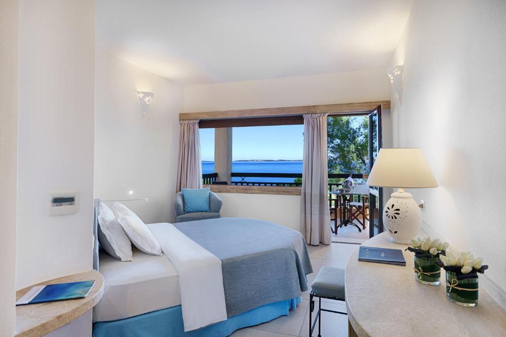 Postel nebo postele na pokoji v ubytování Hotel Capo d'Orso Thalasso & SPA