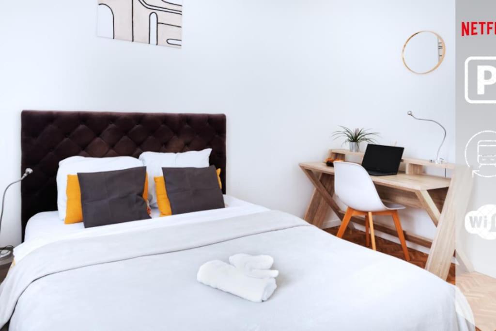 - une chambre avec un lit doté d'un oreiller dans l'établissement Appartement cosy au centre de Villeurbanne, à Villeurbanne