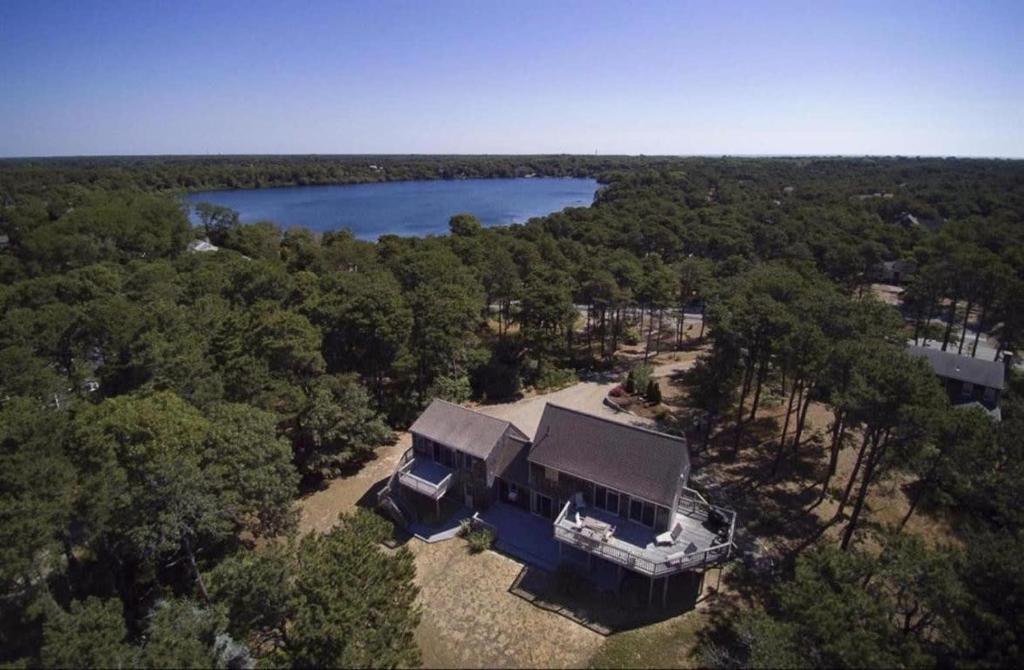 - une vue aérienne sur une grande maison avec un lac dans l'établissement Walk to Pond 2 Min Drive to Beach, à Eastham