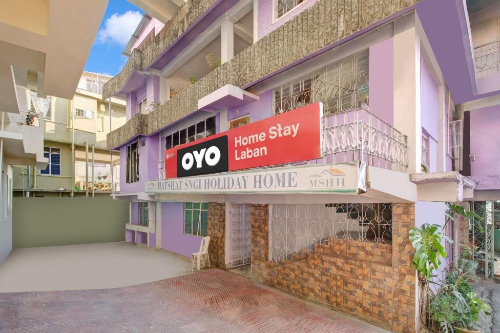 budynek z znakiem na boku w obiekcie OYO Flagship Shillong Homestay w mieście Shillong